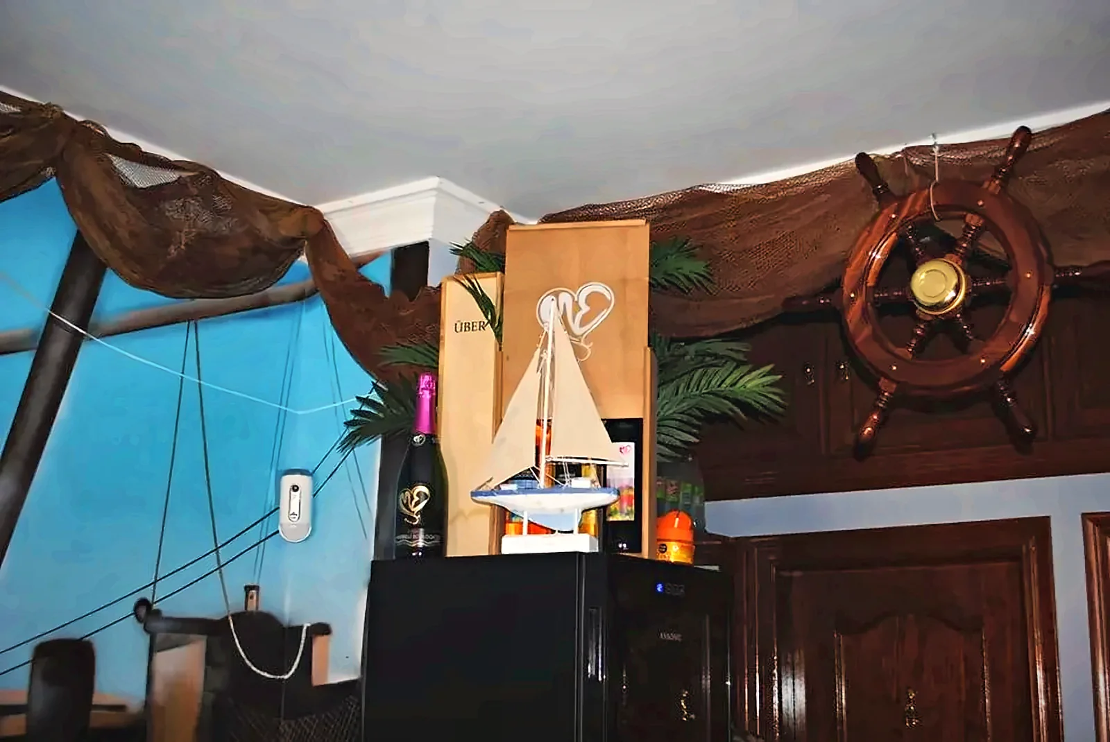 Sala interior con timón y barcos